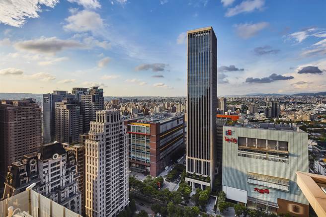 联聚中雍不只是一座商办，更成为一座城市的亮点地标。（卢金足摄）