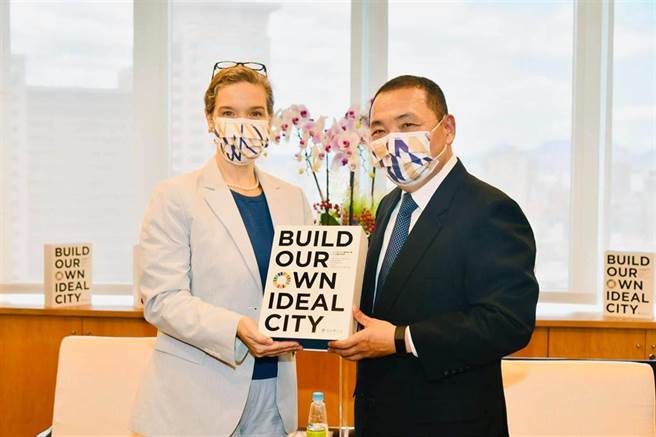 与AIT新处长见面 侯友宜：谈防疫谈经济。（摘自侯友宜脸书）
