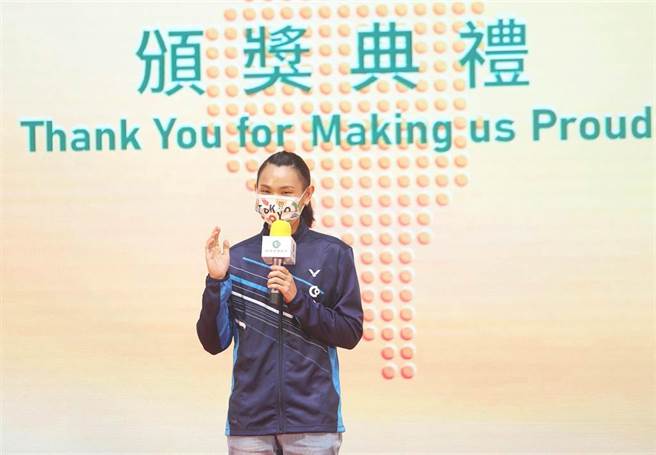 合作金库31日举行」台湾之光 合库荣耀」颁奖典礼，羽球世界球后戴资颖（见图）代表选手们发表感言，感谢合库让他们无后顾之忧的打球，为国争光。(陈怡诚摄)
