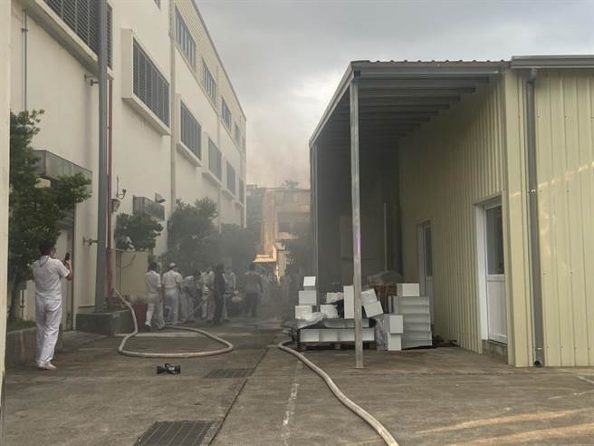 高市三民区光阳机车工厂因电动机车充电池燃烧起火，仓库传出浓烟，1名男员工冒险救火被呛伤，所幸无大碍。（读者提供／石秀华高雄传真）