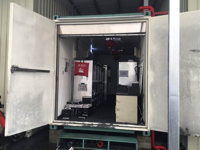 光阳机车工厂充电中的电动机车锂电池窜出火苗和浓烟，导致仓库闷烧，火势半小时后扑灭。（读者提供／石秀华高雄传真）