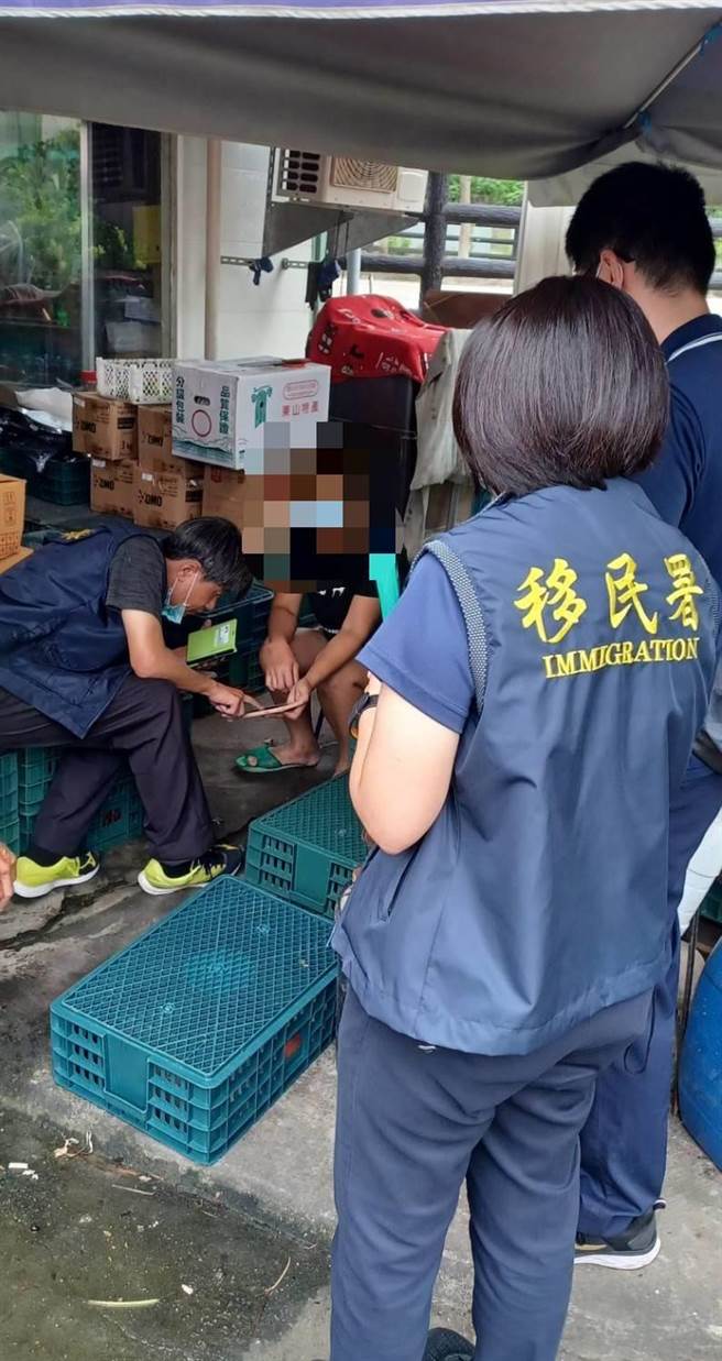 移民署嘉县专勤队在嘉义市查获来源不明的肉制品。（嘉县专勤队提供／张亦惠嘉县传真）