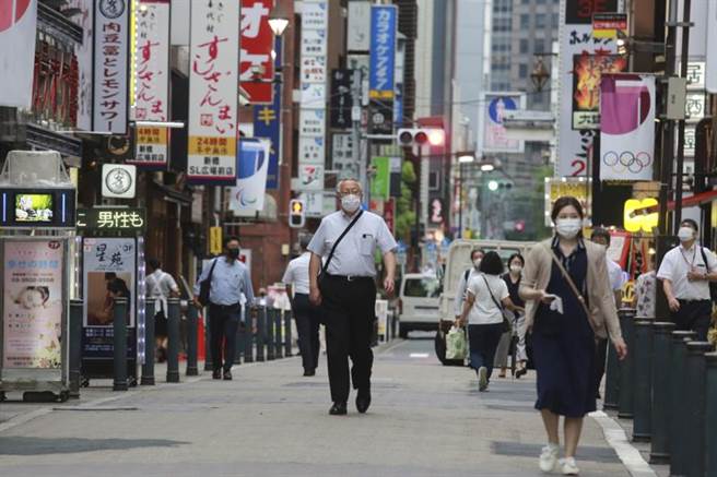 東京疫情有降溫跡象，但日本全境重症數量仍創新高。（圖／美聯社）