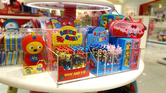 大叶髙岛屋推出WHY AND 1/2普普熊系列文具，笔袋498元到799元、一组两本的绘图本498元、三角铅笔（6支入）158元。（大叶髙岛屋提供）