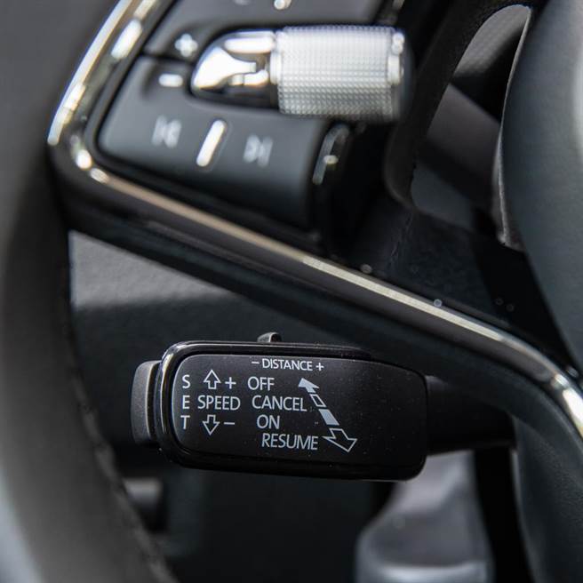 ACC主動式定速跟車系統設定撥桿。（陳大任攝）