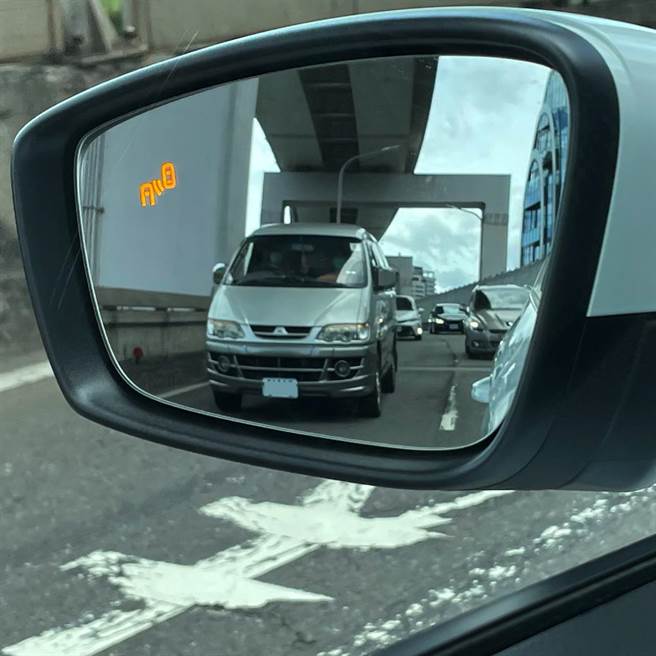 Blind Spot車側盲點警示功能會於後視鏡上顯示。（陳大任攝）