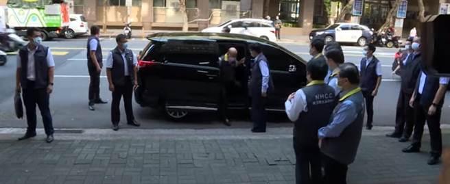 蘇貞昌30日抵達中央疫情指揮中心門口時，並未在第一時間下車，而是等到其他官員列隊完畢才下車。(圖 翻攝自快點TV影片)