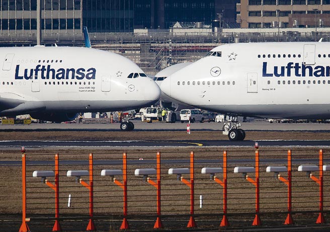 汉莎航空公司是全球最大空运业者之一，负责美加货运部门的人员表示，他们的货运已经到了极限。图／美联社