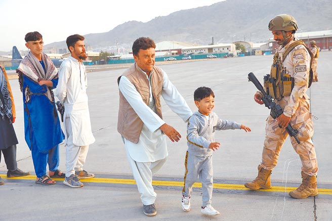 土耳其将与卡达合作，共同负责喀布尔国际机场的营运与维安。图为阿富汗人准备在喀布尔国际机场乘坐卡达运输机撤离。（美联社）