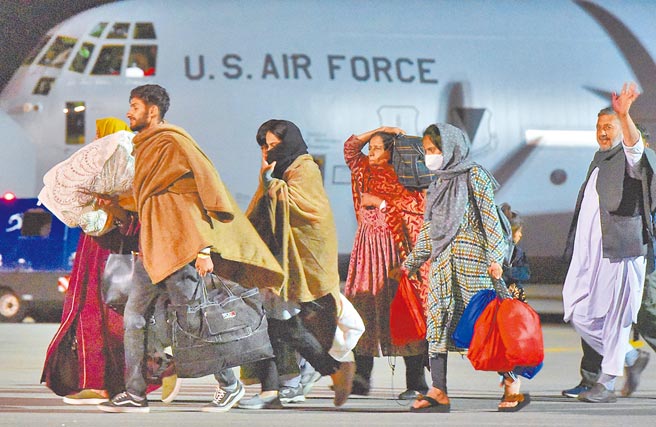 美國國務卿布林肯表示，美國政府將繼續幫助那些在9月1日前還未離開的人離開阿富汗。圖為在塔利班進入阿富汗首都喀布爾後，從阿富汗撤離的人員湧入喀布爾機場。（路透）