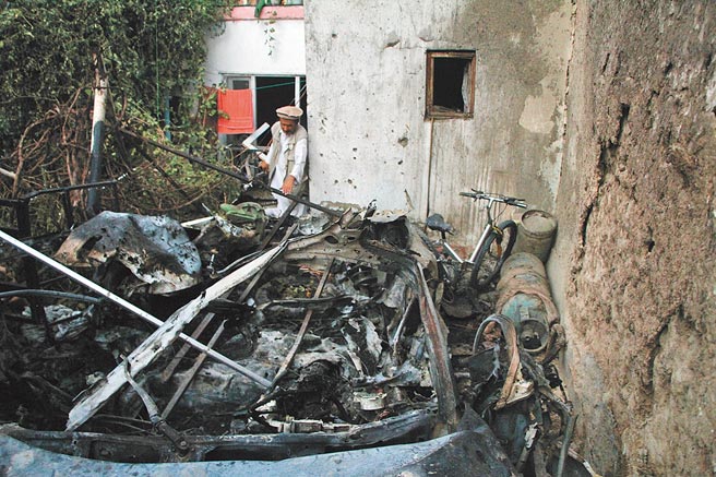 美军29日出动无人机炸毁一辆疑似自杀炸弹攻击的汽车，却导致喀布尔一民宅内一家9口丧生，包括6名孩童。美军坦承，这次行动可能伤及无辜。（新华社）