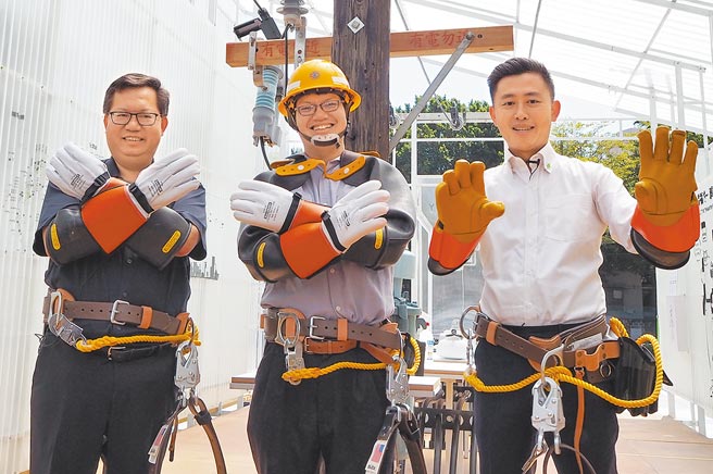 桃園市長鄭文燦（左）前天說「林智堅目前不在桃園的政治版圖裡！」林智堅（右）30日回應「本來無一物，何處惹塵埃。」圖為去年兩人在台灣設計展中的合影。（本報資料照片）