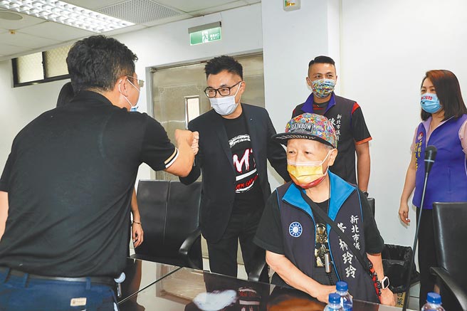 争取连任的国民党主席江启臣（左二）30日拜会国民党新北市议会党团，江启臣向出席的党籍市议员打招呼，寻求支持。（刘宗龙摄）