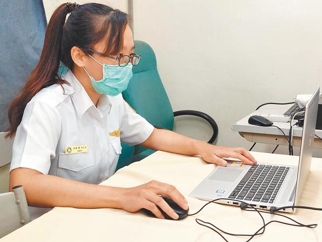 25岁的新住民第二代移民官潘琳燕透过网路侦搜，成功拦截到桃园市陈姓新住民女子贩售非洲猪瘟月饼。（谢琼云摄）