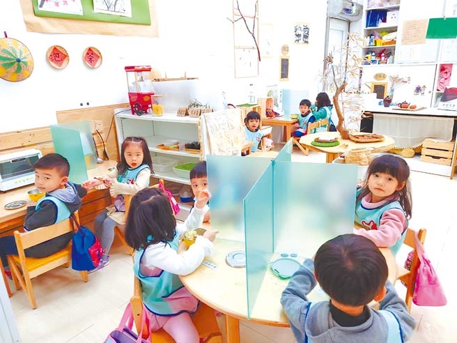 基隆市政府為幼兒園購買用餐隔板，讓幼童有安全的學習環境。（基隆市政府提供／陳彩玲基隆傳真）