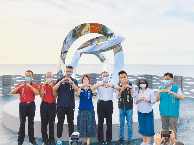 新北市长侯友宜（右四）30日视察浅水湾芝兰公园海上观景平台表示，启用后可望成为国际级海景落日观景平台。（叶德正摄）