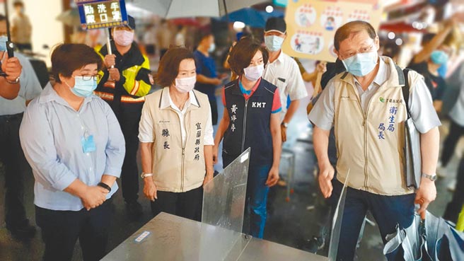 疫情期間，宜蘭縣長林姿妙（前排左二）除了每天固定舉行記者會外，同時還關注縣內防疫狀況，圖為7月30日她前往羅東夜市視察業者準備開放內用情形。（宜蘭縣政府提供／李忠一宜蘭傳真）