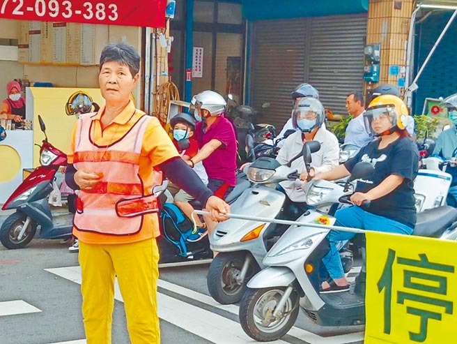 北市国小校长协会理事长陈清义指出，导护志工虽能做到不入校，直接从家中把导护设备带来，但应该一人一套装备，避免交叉使用。（本报资料照片）