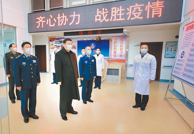 中国国家主席习近平（前左二）30日分别与厄瓜多总统、古巴国家主席通电话，强调要携手抗疫。图为习近平先前前往大陆贵州贵阳视察解放军空军部队的防疫工作。（新华社）