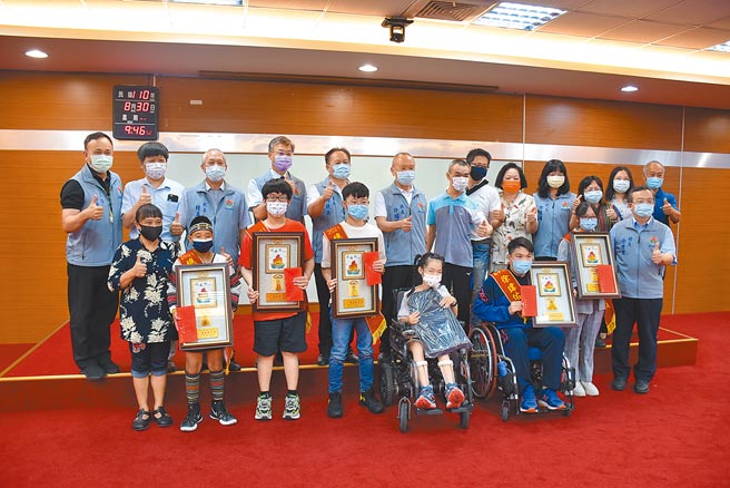 苗栗縣長徐耀昌30日上午接見5名總統教育獎得獎學生（前排左二起）陳翰、陳秉彥、吳耀忠、徐瑋佑、林昕穎。（謝明俊攝）