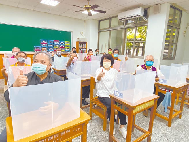 嘉义市长黄敏惠（中）、财团法人嘉义社区发展教育事务基金会创办人蔡宗佑（左）等人参观教室防疫隔板。（廖素慧摄）