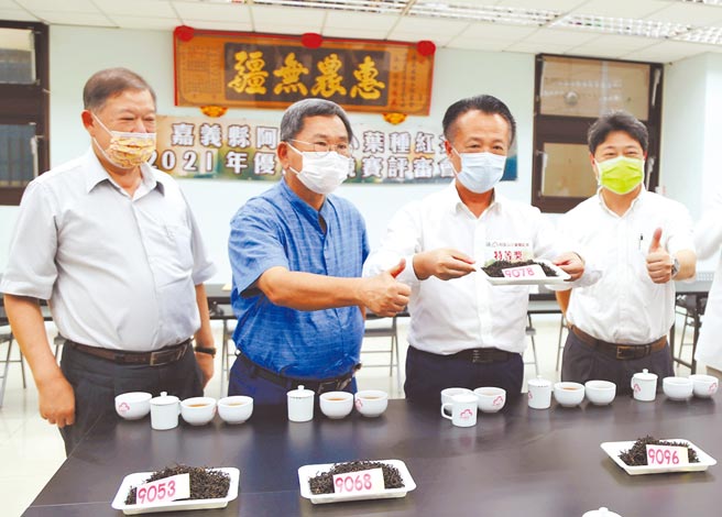 由嘉义县政府主办，梅山农会承办的「小叶种红茶优良茶竞赛」迈入第3年，嘉义县长翁章梁（右二）、立委陈明文（左二）等人亲自到场揭晓得奖名单。（吕妍庭摄）