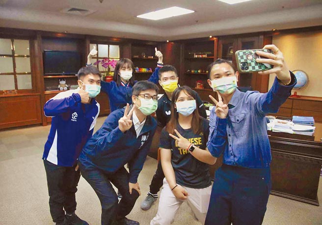 高雄市长陈其迈（中）30日下午在高市府接见东奥高雄市籍选手，会后大玩自拍。（高市运发局提供／柯宗纬高雄传真）