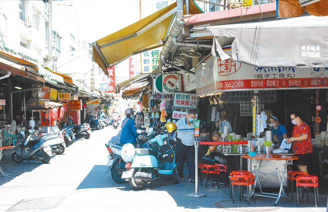 為刺激攤商生意，屏東縣政府研擬發放夜市券。（林和生攝）