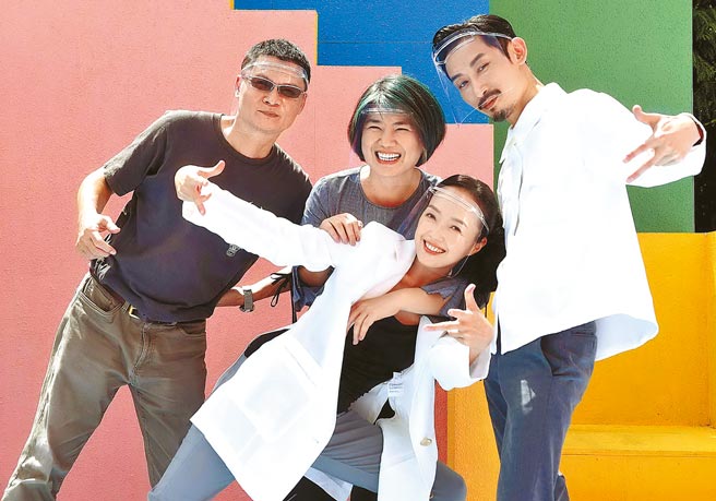 《俗女养成记2》导演陈长纶（左起）、严艺文、国际知名舞蹈家许芳宜、陈竹升聊拍戏趣事。（华视、CATCHPLAY提供）