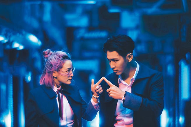 柯震东（右）与王净主演的九把刀作品《月老》，获选本届台北电影节开幕片。（台北电影节提供）