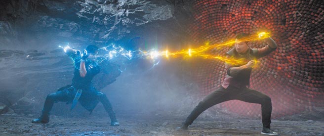 劉思慕（右）與梁朝偉的對峙靈感來自於《七龍珠》的龜派氣功。（迪士尼提供）