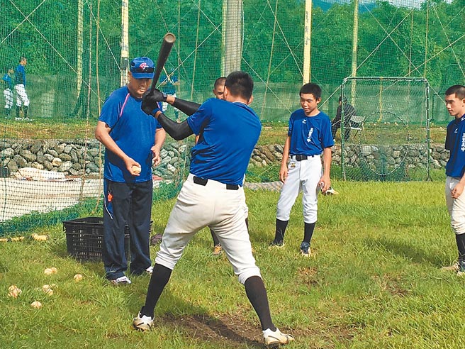 王光辉曾在玉里高中青棒队服务2年多时间。（玉里高中提供／罗亦晽花莲传真）