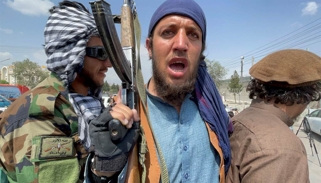 美国撤军后，塔利班部队8月31日在阿富汗首都喀布尔的哈密德卡赛国际机场（Hamid Karzai International Airport）附近巡逻。（路透）(photo:ChinaTimes)