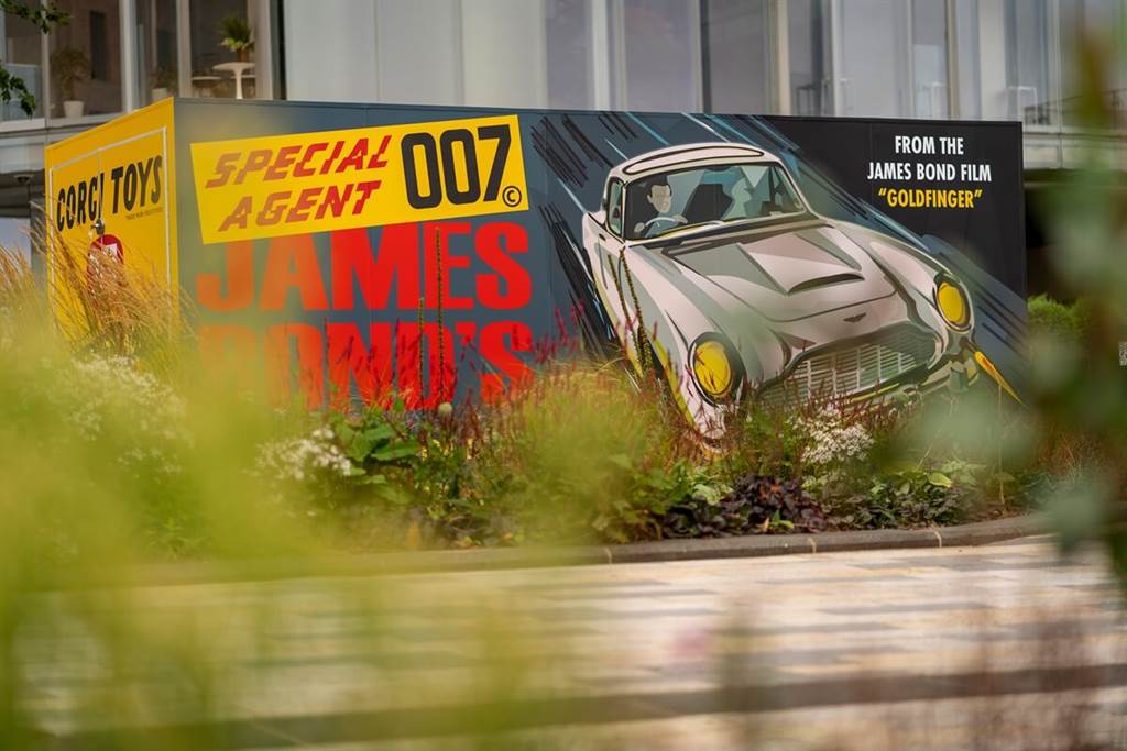 Aston Martin推出最新一集007：生死交戰宣傳影片，並製作了全尺寸DB5玩具模型盒（圖／CarStuff）