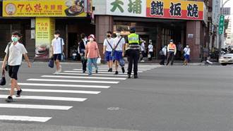 告別史上最長暑假 中市警陪「童」重返校園