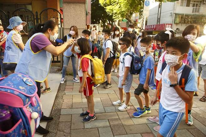 全国高中以下及幼儿园今开学，县市政府、学校、家长严阵以待。（张铠乙摄）