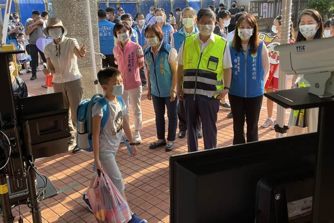 新竹县长杨文科在竹东镇中山国小了解学生进校以红外线自动量测体温的情形。（罗浚滨摄）