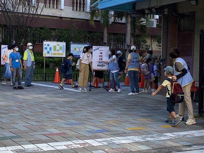 石牌国小家长会到场协助，特别规画新生动线。（游念育摄）