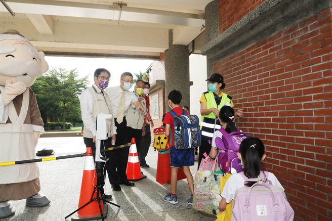 忠义国小开学日别出心裁结安排孔老夫子Q版人偶与黄伟哲一同喜迎学生返校。（曹婷婷摄）