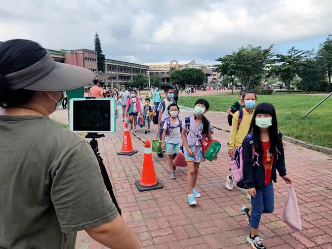 台南市南区新兴国小在入口处架设红外线热像仪，让入学动线更顺畅。（洪荣志摄）