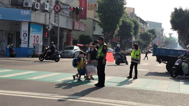 台中市政府警察局第三分局开学日特别派遣警力加强校园周边交通疏导，保护学童及校园安全。（第三分局提供／冯惠宜台中传真）