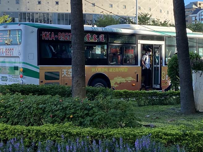 高中學生上課多數搭乘公車通勤，車上像擠沙丁魚，無法保持安全社交距離。（游念育攝）