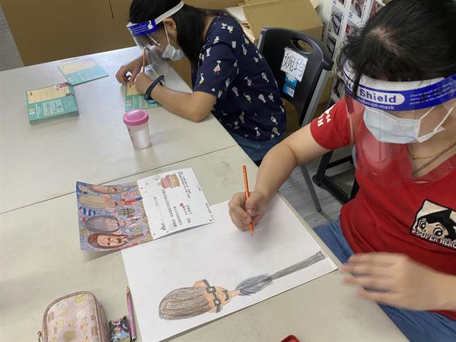 社团法人台中市身心障碍者福利关怀协会附设微笑天使烘焙坊的学员，亲笔书写感谢卡，感谢订购烘焙坊中秋礼盒的民眾。（冯惠宜摄）