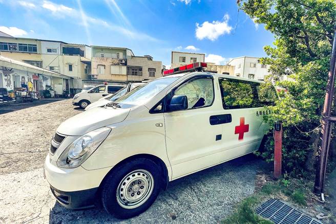 業者救護車遭砸，估計損失20萬元。（李忠一攝）