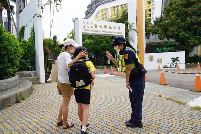四分局员警们精心准备客制儿童口罩予上学的学童们，拿到口罩的小朋友开心不已，大喊：上学的感觉真好!（警方提供）