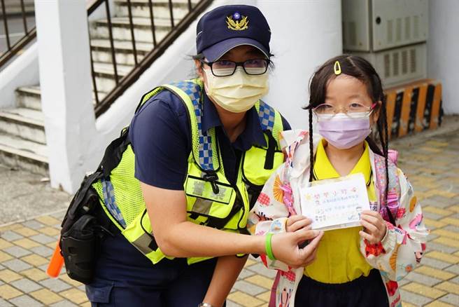 四分局员警们精心准备客制儿童口罩予上学的学童们，拿到口罩的小朋友开心不已，大喊：上学的感觉真好!（警方提供）