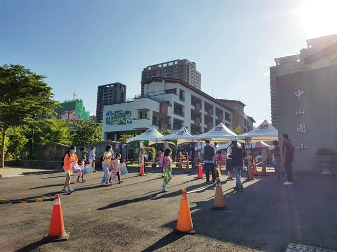 9月1日中小學開學，史上最長暑假結束。（曹明正攝）