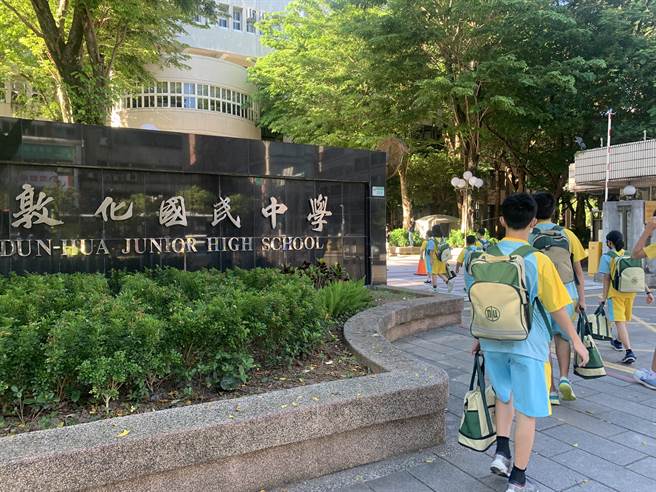 敦化国中一早就涌入大批返校学生。（黄婉婷摄）