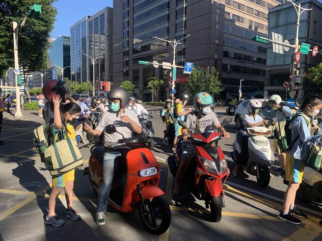 不少家长在接送小孩上学时，还不断叮咛要勤洗手、口罩戴好。（黄婉婷摄）