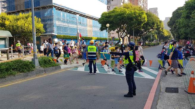 开学首日学童回归久违校园，林口警防疫护童超前部署。(林口分局提供)